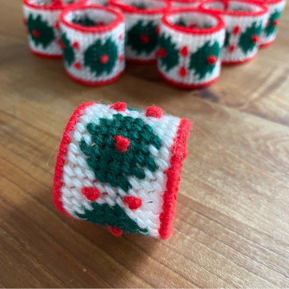 12 Vintage Handmade Plastic Canvas Yarn Holly Wreath Napkin Rings Christmas - Picture 2 of 3